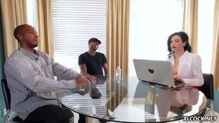 ¡Veronica Avluv no pensó mucho en un trío interracial