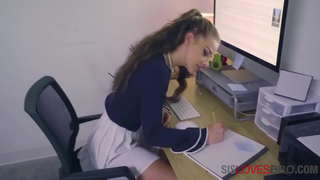 Дівчинка-ботан знаходить інтерес до члена свого брата