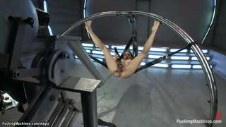 Taste solo bruna Latina infaneto Sara Blonda strioj tolaĵo por ŝtrumpoj kaj tiam fucks maŝino kaj ricevas intensaj orgasmoj en diversaj pozicioj