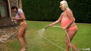 Вмъкване на един вибратор и Смучене от цици за две Лесбийки Сладко