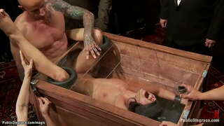 Young brunette abdi Adriana Chechik bedhèken lan kothak banjur amba jago bajingan dening Astral Bledug ing kontrol saka dom Putri Donna Dolore ing umum