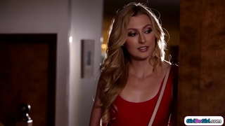 Po tym, jak ona znowu wróciła późno do domu, jej busty macocha postanawia, że będzie ona lesbijką.Pasierbicy odsysany cycki, lizanie cipki милфы i wprowadzanie jej twarz