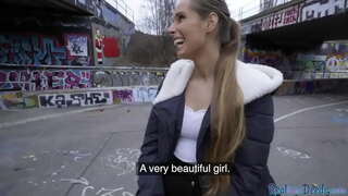 Jej naprawdę potrzebują pieniędzy, ale ona musiała robić sex oralny w miejscu publicznym