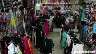 Blondie nga tin-Haley Spades masuso manok ug sa pagkuha sa iyang pussy giiyot nga nasamad sa mao nga panahon