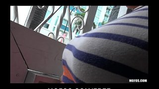 Велики тит бринета девојка Сабрина Тејлор даје велики јавни БЖ