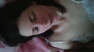 Russo amatoriale Oksana ragazza scopata nella sua figa pelosa, parte 1