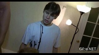 Pervertito occhiali ragazzo che tiene la mano