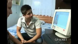 פּאַסקודנע פייגעלע רייזאַז איר לאַנג לעגס.