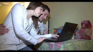 Ke babe prenas de lia blua ĉemizo