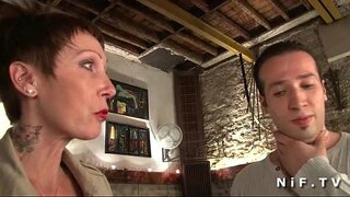 Ť�波连和纹身的法国成熟得到她的紧屁股锤