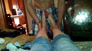 اینیٹ بی. ماما footjob