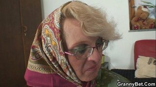 Яна дагаджаюць маладога незнаемца