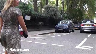 Seksi sumunar pirang Ashley seng numpaki ruangan exhibitionism lan amatir bayek voyeur