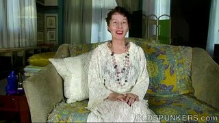 Стара развратен анален развратник чука малката си твърда попку за теб