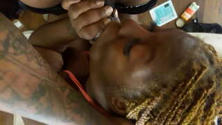 Deepthroat అలసత్వము తల నుండి కొవ్వు అందమైన మహిళలు నలుపు