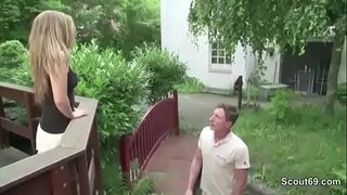 Mały szczupła nastolatka pieprzy się z домовладельцем za długi