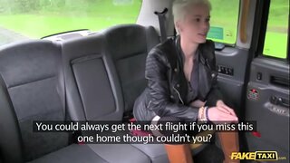 ���്യാജ ടാക്സി ചൂടുള്ള വികാരതീവ്രമായ പരുക്കൻ backseat സെക്സ്