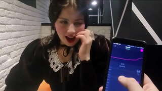 Fata este tachinat de către prietenul cu ohmibod în restaurant