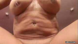 Pierced Milf nemu sing sedhep saemplokan saka enom dheweke fucker