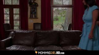 MILF Inyathelo lesi-Mom &amp;amp; ncinci kakhulu Stepdaughter Share Orgasms