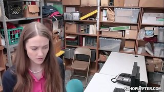 שניהם shoplyfting העשרה, סבתא הוא מקבל בום על ידי חרמן LP קצין אריקה לורן