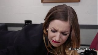 Büyük memeli esmer patron anal satış görevlisini parmaklıyor