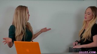 Lesbiese Agent het gevang deur'n sexy spioen