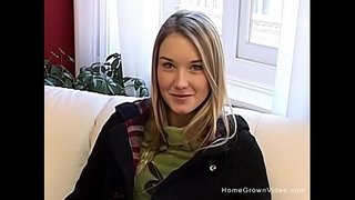 Super cute bjonde teen strips lakuriq dhe luan me pidhi e saj të ngushtë