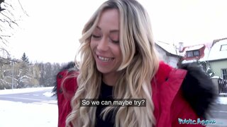 Ачык агент Европанын секс-бомба Дженнифер Амилтон секс болгон кожаном диване