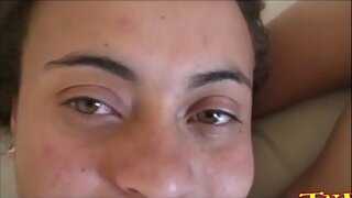 Dia memberikan pantatnya untuk mendapatkannya keluar