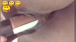 ���ాట్ నల్లటి జుట్టు గల స్త్రీని హస్త ప్రయోగం ద్వారా ముడ్డి