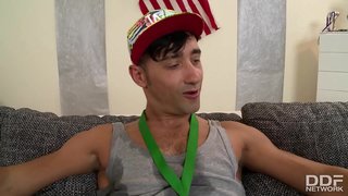 Enillydd lwcus fucks Anita B. i fyny ei ass tra bod lesbo teen Jenny gwlyb rhwbio ei clit