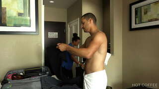 SERVEI D&#039;HABITACIONS! Gran botí Llatina follar estil gosset per persona i squirts en el seu pit.