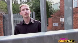 ���្រីក្លែងតាក់ស៊ីវដ្តីនេះចាប់បានលេងជាមួយ pussy របស់នាងដោយបុរសម្នាក់បន្ទាប់ទ្វារ