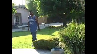 Czarna kobieta милфа dostaje swoją cipkę, пробуренную grubym czarnym członkiem niedźwiedzia przy basenie