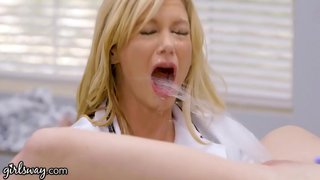 Яшүсмер Брызгает Бу Кайнар һәм Грудастого Табиб-Лесбиянку