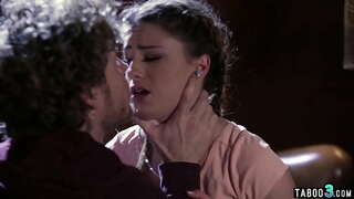 Dedektif, orospulara hapisten kaçması için onu tatmin etmelerini emrediyor