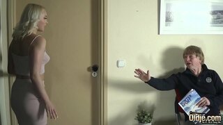 Tigulang nga tawo penetrates init tart ug mga plano uban sa iyang humok nga nipples