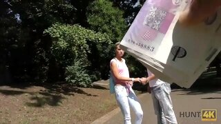 HUNT4K. Կատարյալ выбритая pussy և подтянутая попка հայտնվում են ձեռքերը hunter