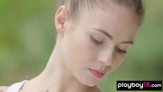 Flaco morena puta stripping durante el entrenamiento de la caja