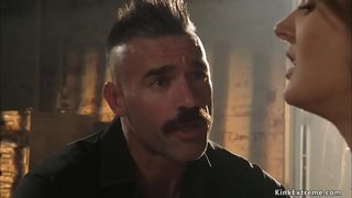 Maestro Charles Dera látigos amordazado pequeño tetas morena esclavo Zoe Sparx, a continuación, en la pila del controlador de posición flequillo de su coño con la polla en el calabozo