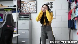 ���ံရှင်ဆယ်ကျော်သက်ဂျူဒီလို့ခေါ်တဲ့ရတဲ့သူမ၏တင်းကျပ်စွာလာျ romped လှသဖြင့်လုံခြုံရေးအစောင့်နောက်ကွယ်မှာမှစ။