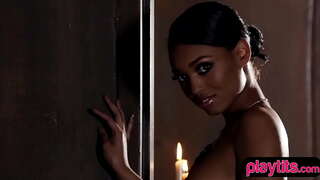 Sportos fekete bébi érzéki sztriptíz ülés